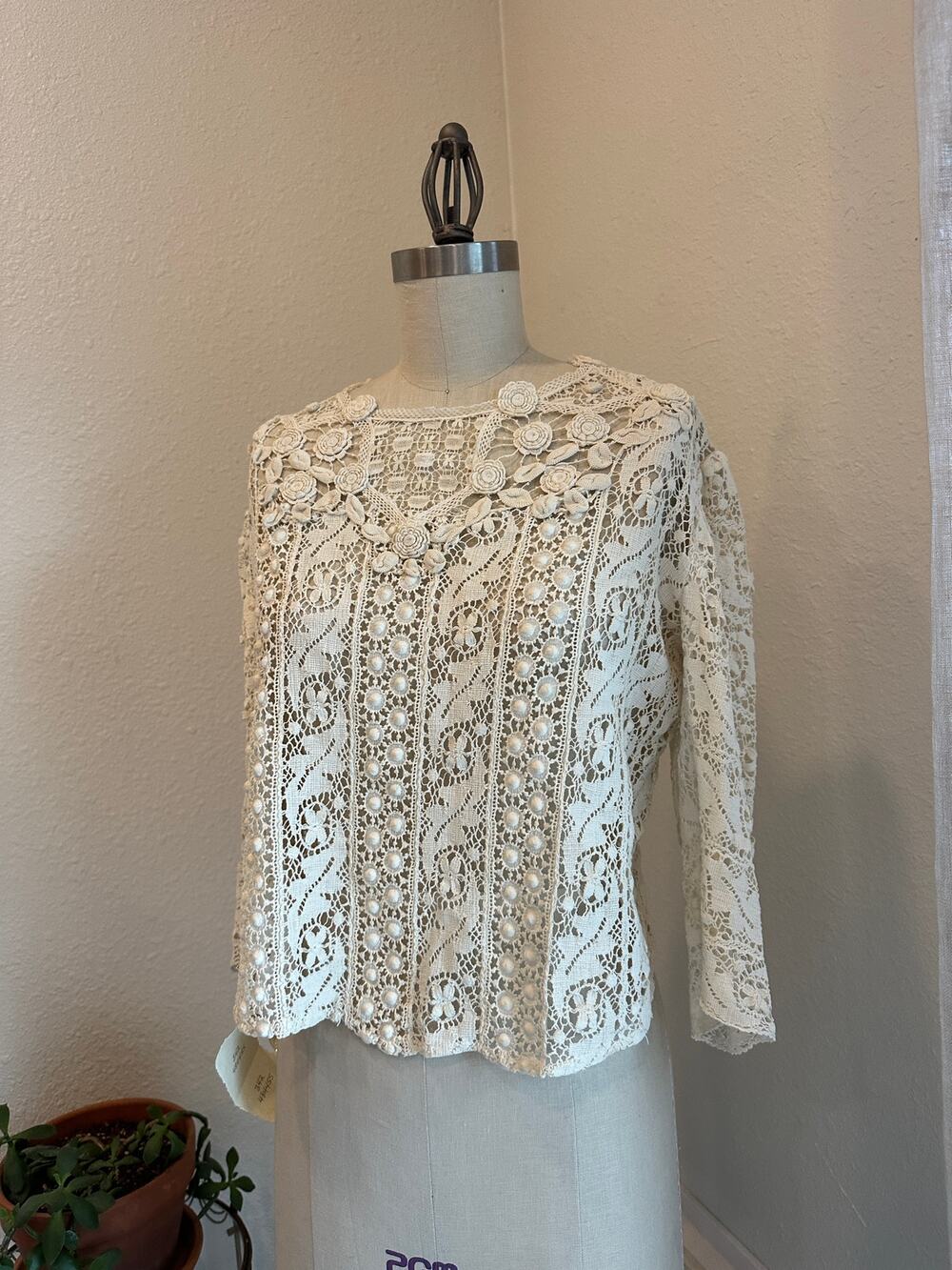 Women’s Medium Blouse Ivory Lace Crochet Pearl Button Long Sleeve 1905 Vintage